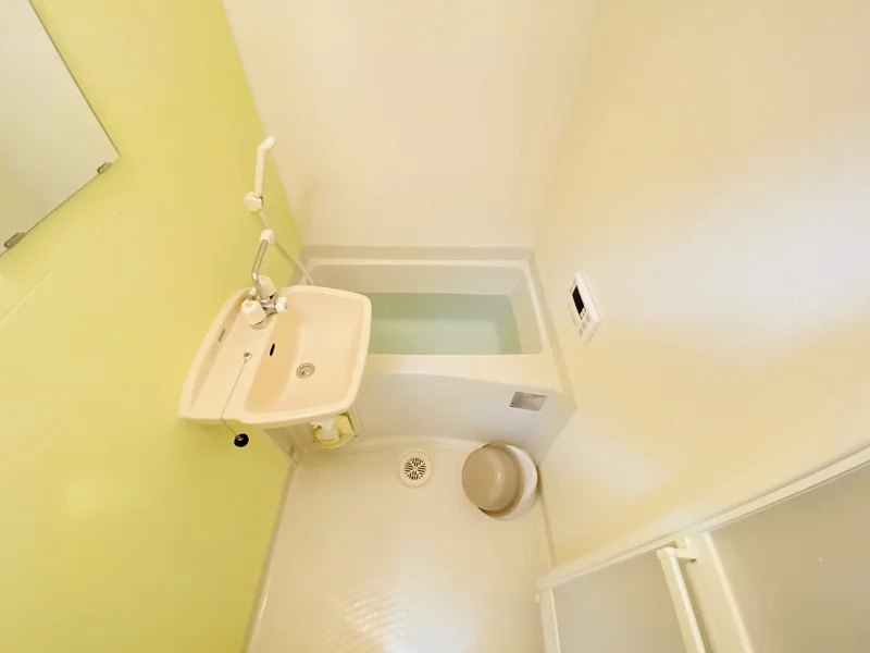 バストイレは別♪バスルームには風呂桶・風呂イス・風呂用洗剤・スポンジをご用意しておりますのでぜひご活用ください！