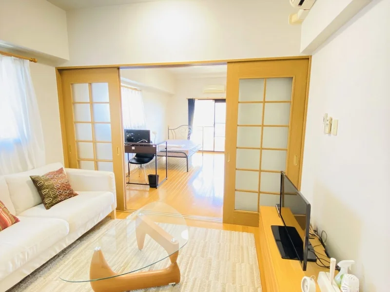 広いLDKと高級感ある室内が特徴的な白を基調としたウィークリーマンションです☆中心街で利便性に優れたエリアとなっており、コインパーキングも多数あり。長期滞在型、中期滞在型に向いたマンスリーマンションをこの機会にお試し下さい(^^♪