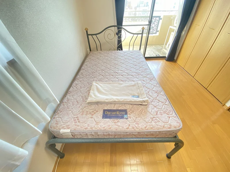 セミダブルのベッドになります★