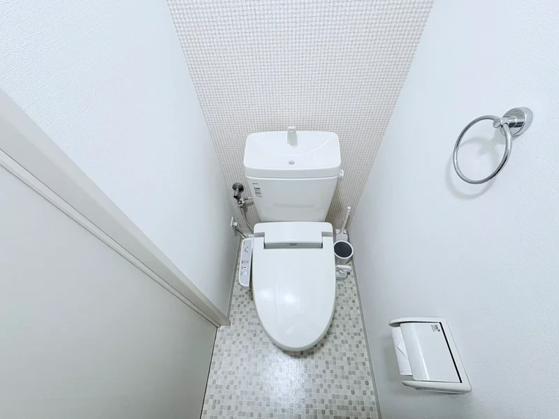 ウォシュレットつきのトイレです。老若男女皆様に安心してご利用いただけますね☆トイレにもトイレ用洗剤とトイレ用ブラシをご用意しておりますので長期ご利用の場合の気になる汚れなどもお掃除して頂けます＾＾