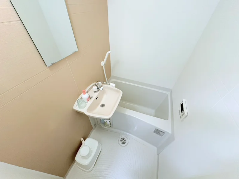 バストイレは別♪バスルームには風呂桶・風呂イス・風呂用洗剤・スポンジをご用意しておりますのでぜひご活用ください！