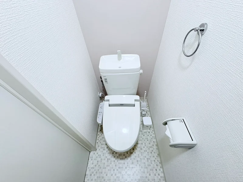 ウォシュレットつきのトイレです。老若男女皆様に安心してご利用いただけますね☆トイレにもトイレ用洗剤とトイレ用ブラシをご用意しておりますので長期ご利用の場合の気になる汚れなどもお掃除して頂けます＾＾