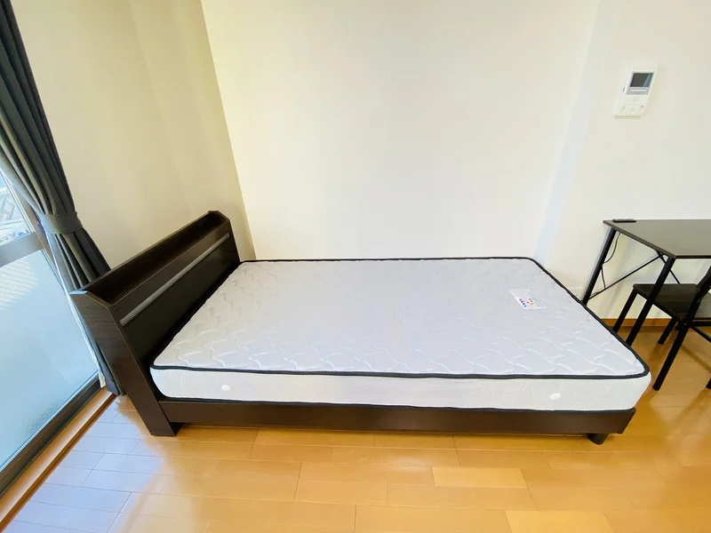 ベッドにはコンセント付なので携帯充電もバッチリ☆★