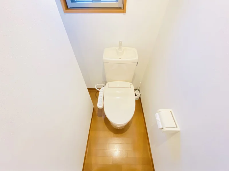 ウォシュレットつきのトイレです。老若男女皆様に安心してご利用いただけますね☆トイレにもトイレ用洗剤とトイレ用ブラシをご用意しておりますので長期ご利用の場合の気になる汚れなどもお掃除して頂けます＾＾