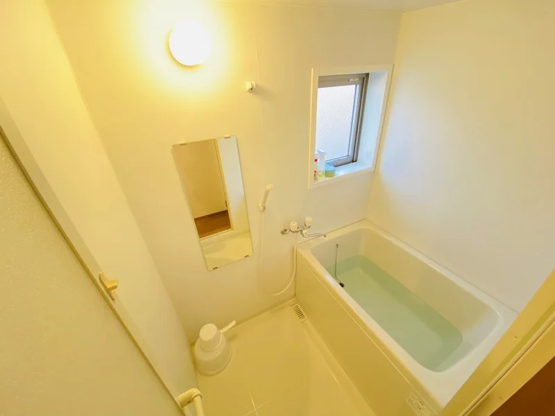 バストイレは別♪バスルームには風呂桶・風呂イス・風呂用洗剤・スポンジをご用意しておりますのでぜひご活用ください！