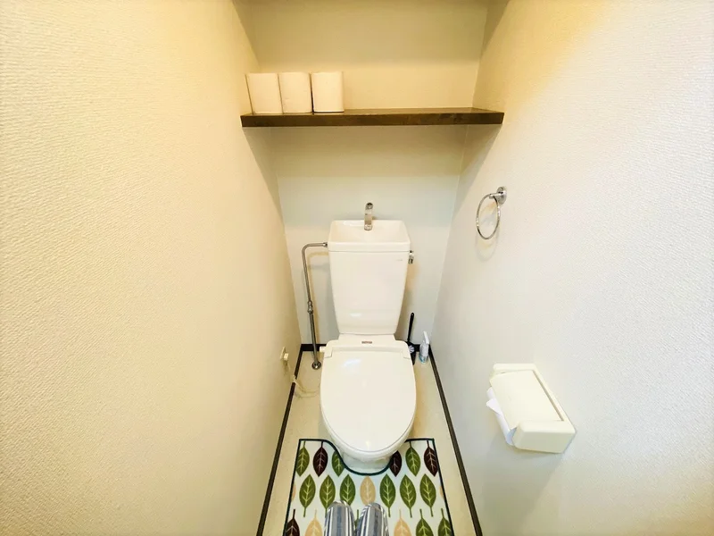 暖房便座つきのトイレです。老若男女皆様に安心してご利用いただけますね☆トイレにもトイレ用洗剤とトイレ用ブラシをご用意しておりますので長期ご利用の場合の気になる汚れなどもお掃除して頂けます＾＾ご入居の募集を行っておりますので、空室確認やお問い合わせはお問い合わせフォームからお待ちしております♪