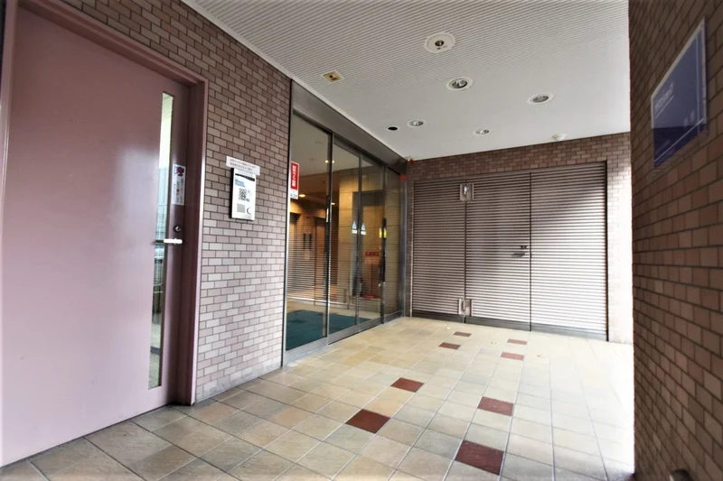 オートロック　鍵にて解錠　セキュリティ強化物件　防犯カメラあり！女性にも安心のセキュリティ！