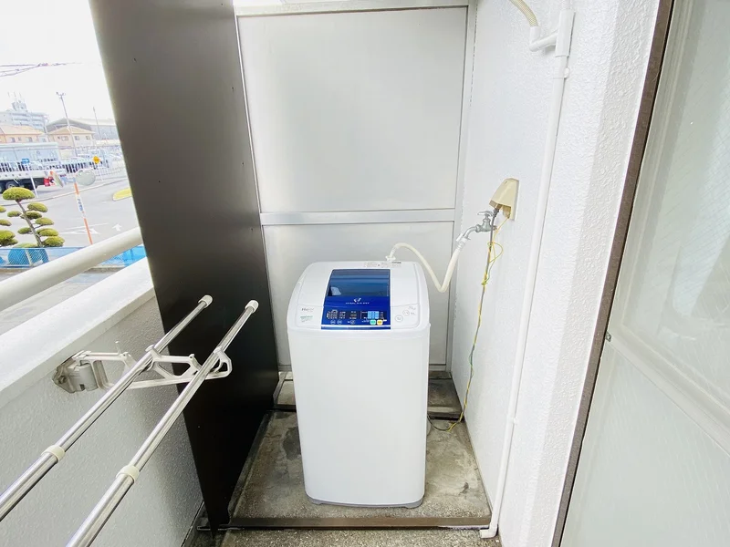 洗濯機は室外に設置しております♪入居後すぐにご利用が可能です(^^♪タオル1式分もご用意しております☆彡