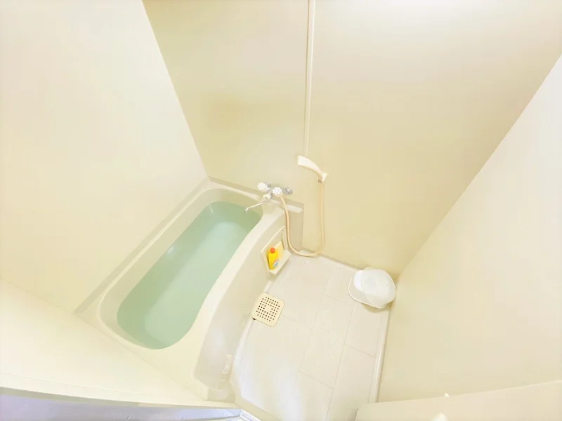 バストイレは別♪バスルームには風呂桶・風呂イス・風呂用洗剤・スポンジをご用意しておりますのでぜひご活用ください！