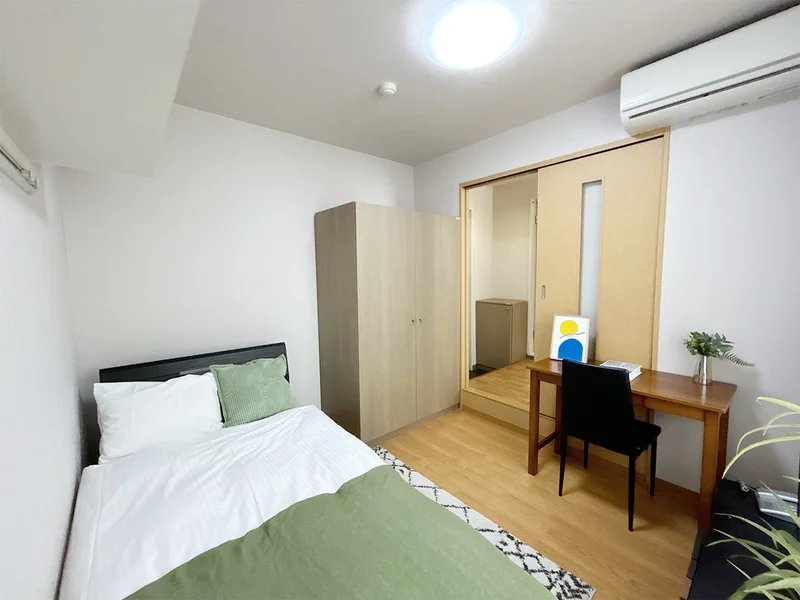 写真はお部屋のイメージです。ラグなどの室内装飾はございません。