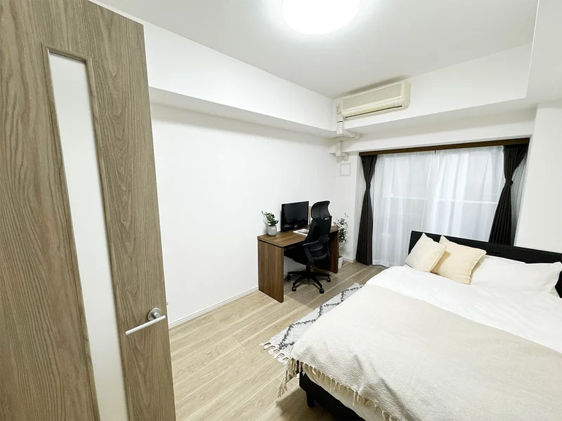 写真はお部屋のイメージです。ラグなどの室内装飾はございません。