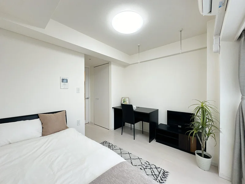 写真はお部屋のイメージです。ラグなどの室内装飾はございません。