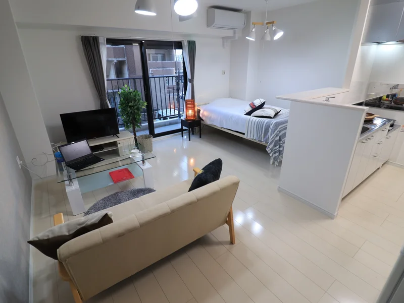 ソファ付きでゆっくりお過ごしいただけます！複数名でご入居も可能です！