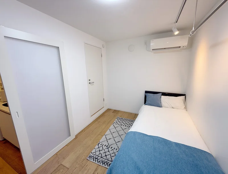 写真はお部屋のイメージです。ラグ等の室内装飾はございません。