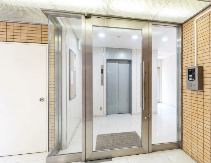 中央区赤坂の街並みに調和する洗練されたエントランスアプローチ。毎日の出入りに安心感と品格を与えてくれます。