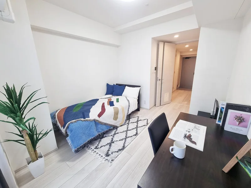 写真はお部屋のイメージです。ラグなどの室内装飾はございません。