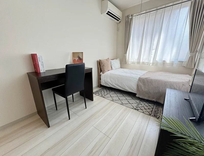 写真はお部屋のイメージです。ラグなどの室内装飾はございません。