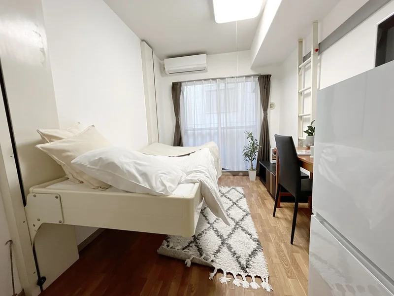 写真はお部屋のイメージです。ラグなどの室内装飾はございません。
