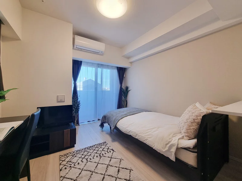 写真はお部屋のイメージです。ラグなどの室内装飾はございません。