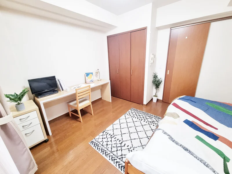 写真はお部屋のイメージです。ラグなどの室内装飾はございません。