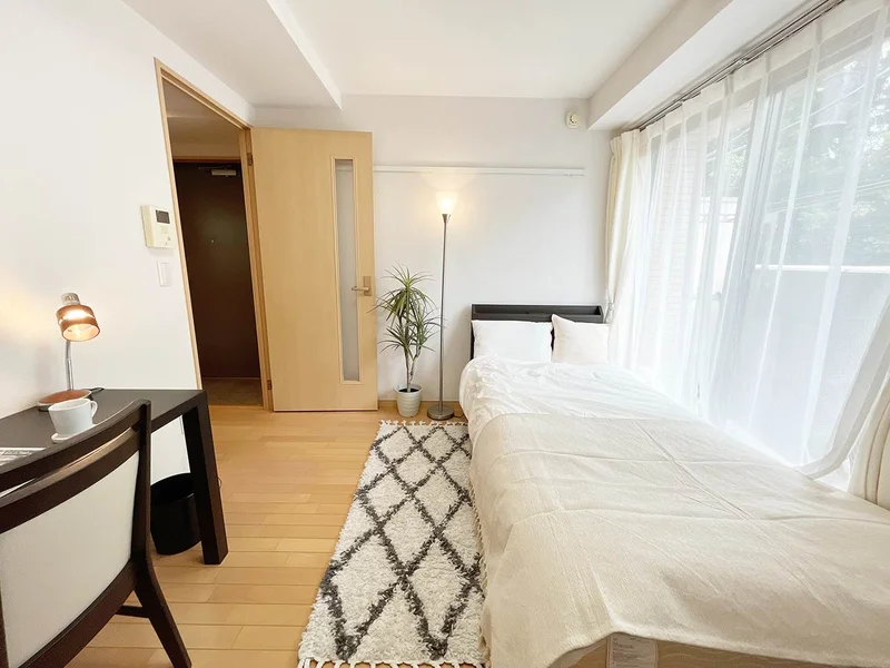 写真はお部屋のイメージです。ラグなどの室内装飾はございません。