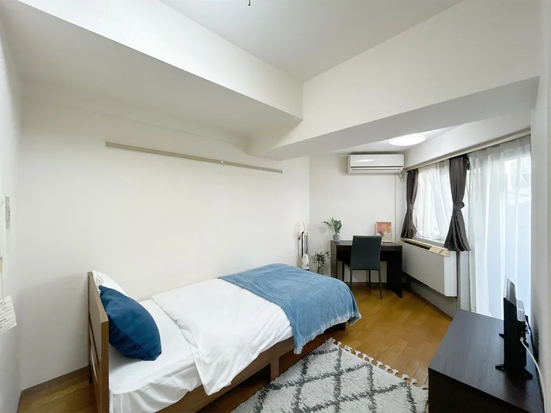 写真はお部屋のイメージです。ラグなどの室内装飾はございません。