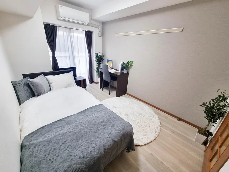 写真はお部屋のイメージです。ラグなどの室内装飾はございません。