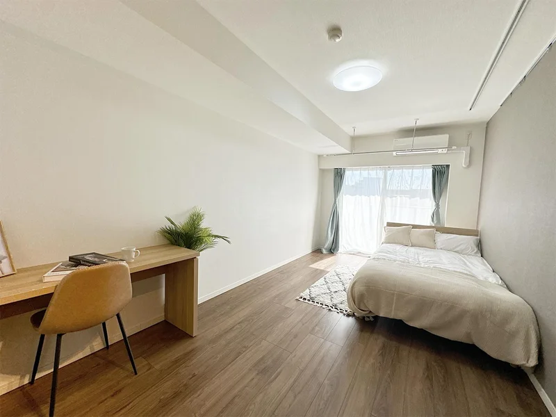 写真はお部屋のイメージです。ラグなどの室内装飾はございません。