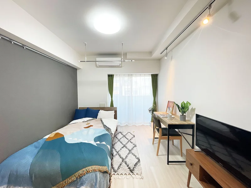 写真はお部屋のイメージです。ラグなどの室内装飾はございません。