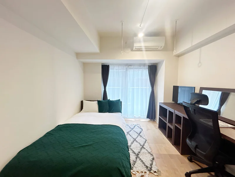 写真はお部屋のイメージです。ラグなどの室内装飾はございません。