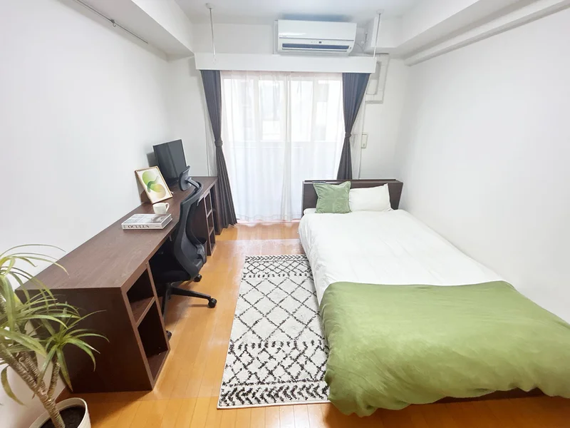 写真はお部屋のイメージです。ラグなどの室内装飾はございません。