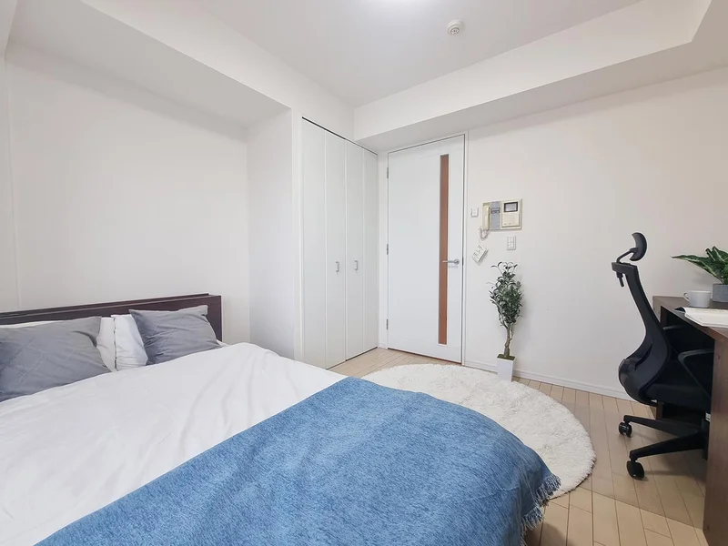 写真はお部屋のイメージです。ラグなどの室内装飾はございません。