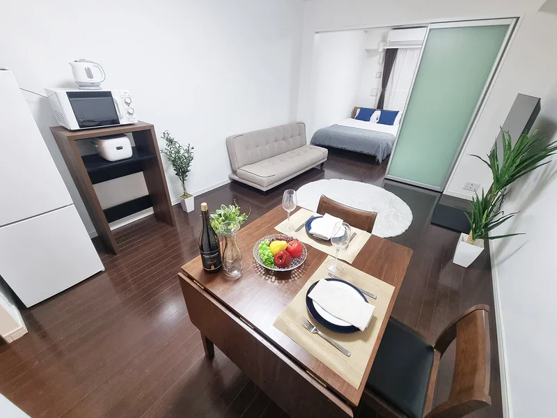 写真はお部屋のイメージです。ラグなどの室内装飾はございません。