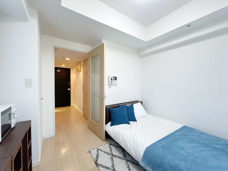 写真はお部屋のイメージです。ラグなどの室内装飾はございません。