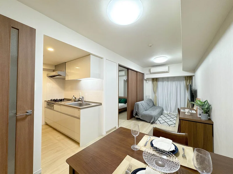 写真はお部屋のイメージです。ラグなどの室内装飾はございません。