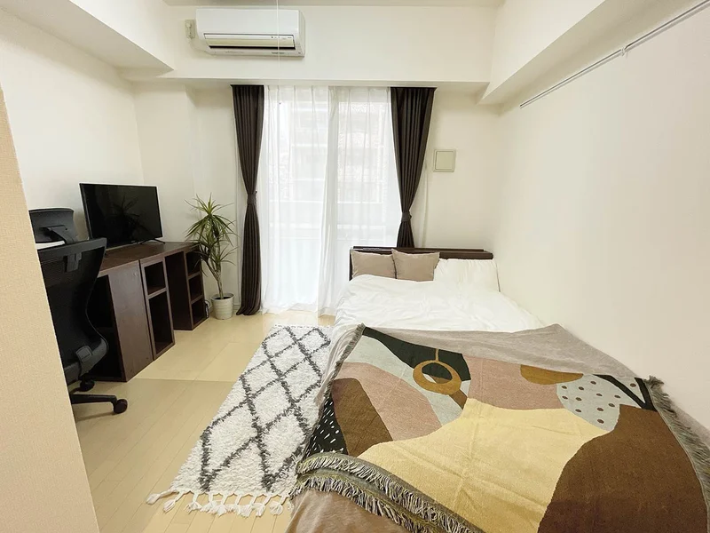 写真はお部屋のイメージです。ラグなどの室内装飾はございません。