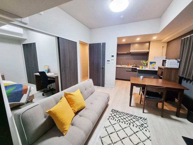 写真はお部屋のイメージです。ラグなどの室内装飾はございません。