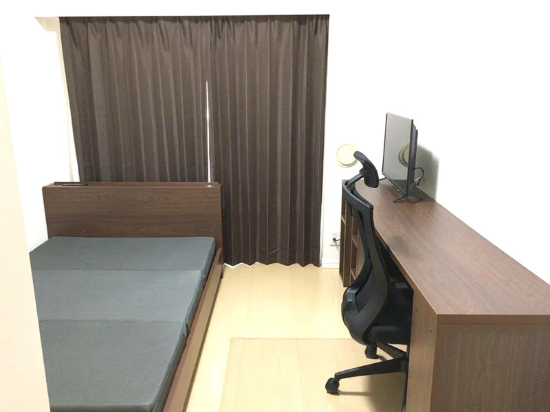 写真はお部屋のイメージです。ラグなどの室内装飾はございません。
