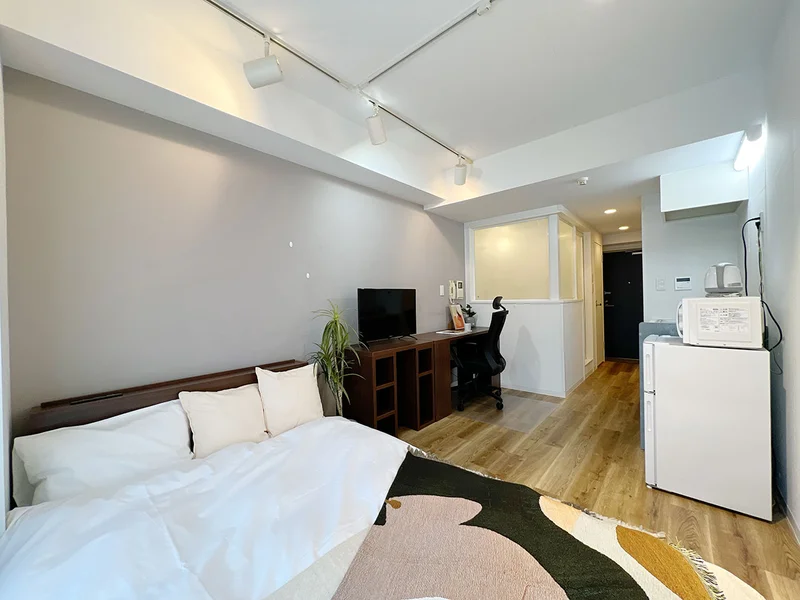 写真はお部屋のイメージです。ラグなどの室内装飾はございません。