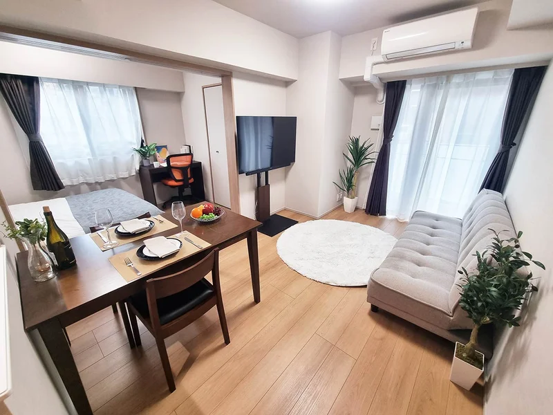 写真はお部屋のイメージです。ラグなどの室内装飾はございません。