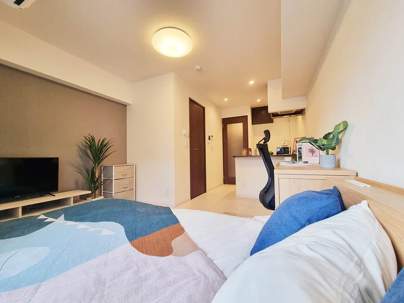 写真はお部屋のイメージです。ラグなどの室内装飾はございません。