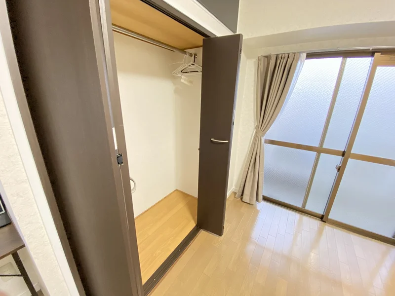 収納スペースも広く、長期滞在でも安心！！嬉しいポール付☆☆