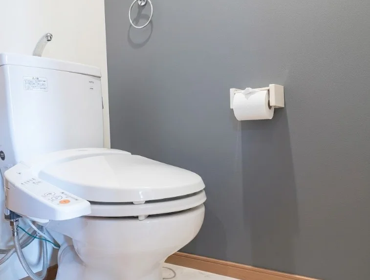 トイレ（温水洗浄暖房便座付き）トイレットペーパー付　トイレ洗剤やブラシもございます！