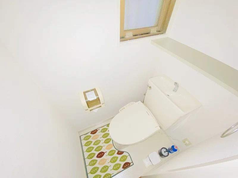 ウォシュレットつきのトイレです。老若男女皆様に安心してご利用いただけますね☆トイレにもトイレ用洗剤とトイレ用ブラシをご用意しておりますので長期ご利用の場合の気になる汚れなどもお掃除して頂けます＾＾