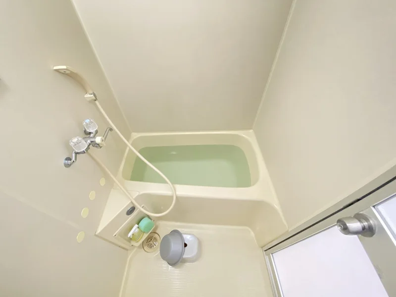 バストイレは別♪バスルームには風呂桶・風呂イス・風呂用洗剤・スポンジをご用意しておりますのでぜひご活用ください！