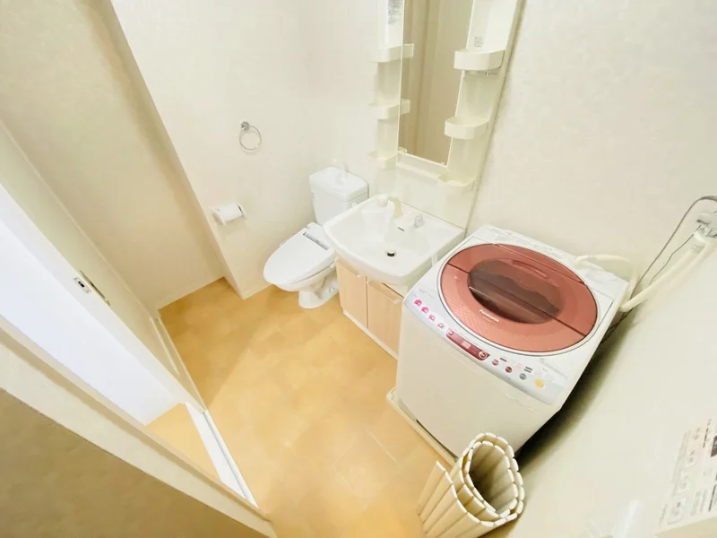 ウォシュレットつきのトイレです。老若男女皆様に安心してご利用いただけますね☆トイレにもトイレ用洗剤とトイレ用ブラシをご用意しておりますので長期ご利用の場合の気になる汚れなどもお掃除して頂けます＾