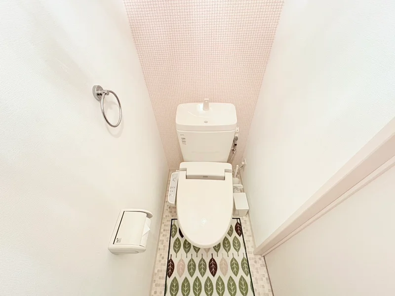 ウォシュレットつきのトイレです。老若男女皆様に安心してご利用いただけますね☆トイレにもトイレ用洗剤とトイレ用ブラシをご用意しておりますので長期ご利用の場合の気になる汚れなどもお掃除して頂けます＾＾