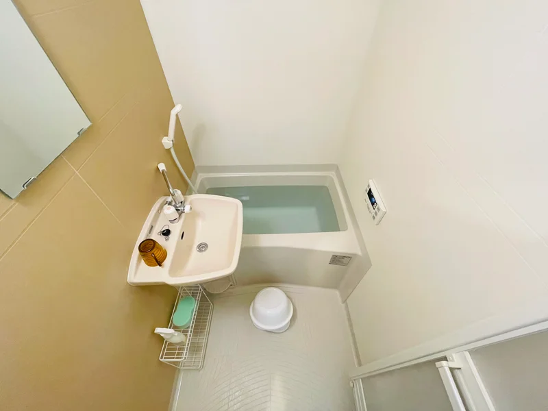 バストイレは別♪バスルームには風呂桶・風呂イス・風呂用洗剤・スポンジをご用意しておりますのでぜひご活用ください！