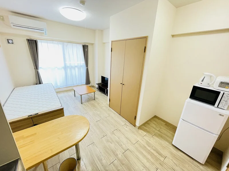 温かい雰囲気のお部屋！自宅で暮らすようなゆったりとした空間が魅力的♪出張の方はもちろん、学生さんや観光でいらっしゃる方にもSマンスーのお部屋は家具・家電・備品の充実度が高いため大変ご好評いただいております。