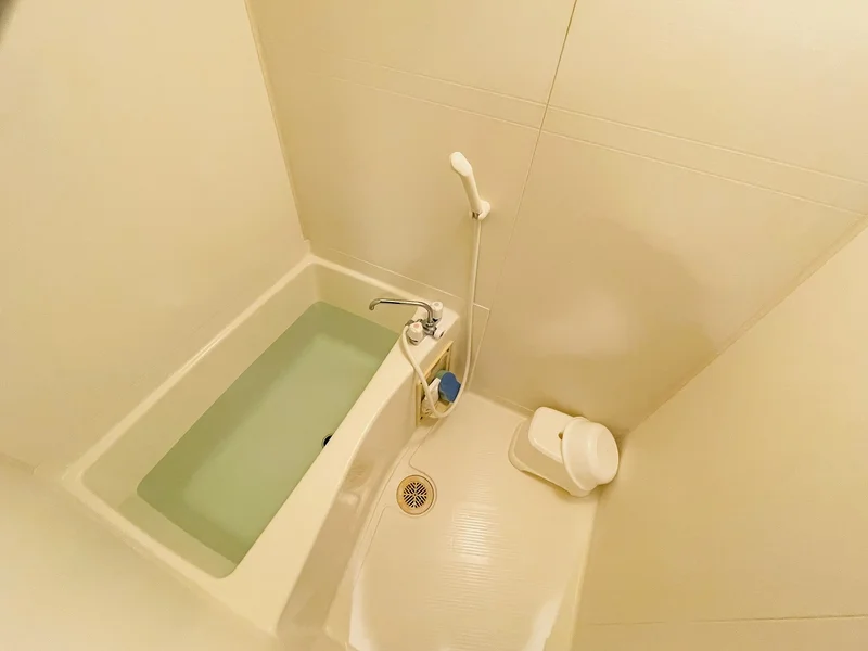 バストイレは別♪バスルームには風呂桶・風呂イス・風呂用洗剤・スポンジをご用意しておりますのでぜひご活用ください！